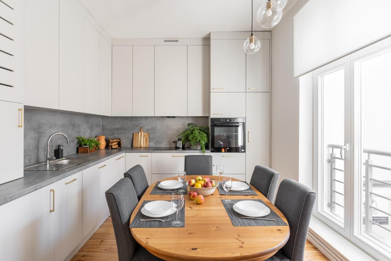 Lion - London Apartment
